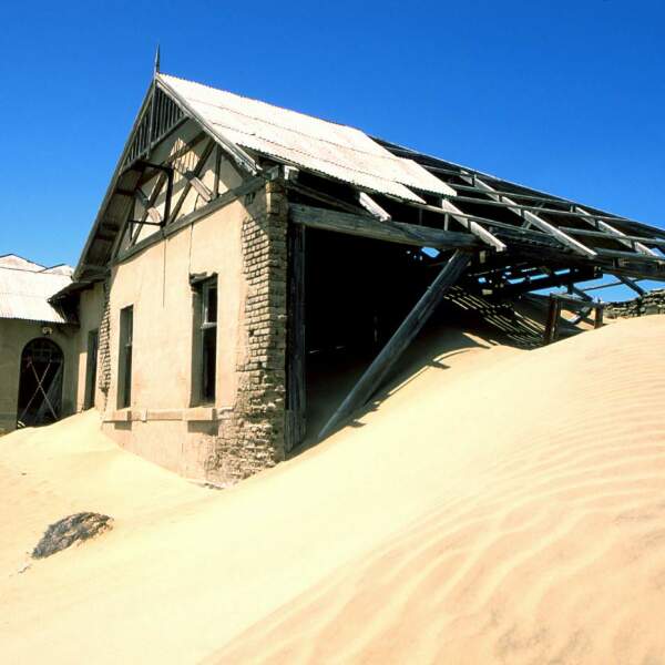 Verlassene Geisterstadt Kolmanskop mit Sand in den Häusern, Namibia